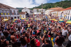 Carnaval de Ouro Preto resgata histórico de samba, máscaras e cultura local com tema “Damas do Samba”