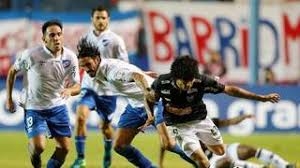 Com 3 volantes, Galo perde a direção na Libertadores.