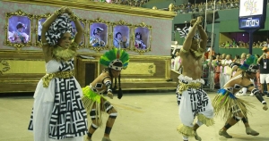 Com enredo inspirado em heróis populares, Mangueira se consagra campeã do carnaval Carioca