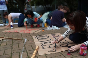 Atos em várias cidades pedem manutenção de verbas para universidades