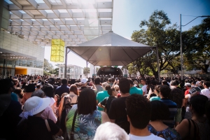 FILARMÔNICA DE MINAS GERAIS REALIZA CONCERTO GRATUITO PARA TODA A FAMÍLIA EM FRENTE À SALA MINAS GERAIS, NA SÉRIE CLÁSSICOS NA PRAÇA