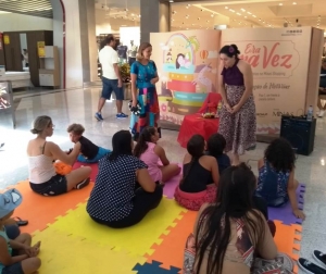 Contação de histórias anima tarde de domingo no Minas Shopping