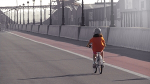 Crianças e adultos podem aprender a pedalar de graça no projeto “Escola Bike Anjo”