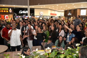 Flash mob com o coral Black to Black agita a estreia do filme “O Rei Leão” no Minas Shopping