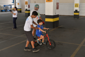 Evento gratuito que ensina crianças e adultos a pedalar será realizado no domingo (18) no Minas Shopping