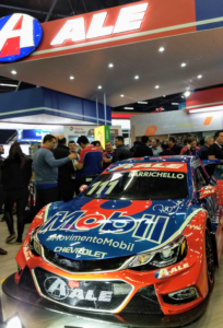 Carro do piloto Rubens Barrichello na Stock Car circula pelas ruas de Belo Horizonte e região metropolitana