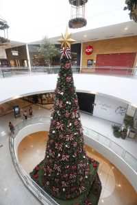 Árvore gigante e giratória é destaque na decoração natalina do BH Shopping