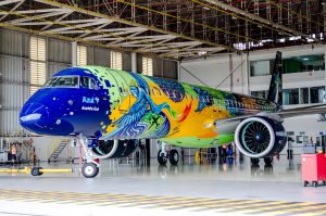 Parceria AkzoNobel/Tintas Coral, Azul e Embraer cria o avião mais colorido da América do Sul com produção da Dionisio.Ag