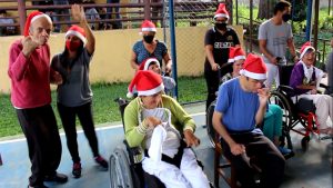 Ao som de ‘Jingle Bell Rock’, colaboradores e educandos do CENSA Betim celebram o Natal