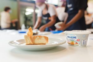 Dia das Mães: Chef Carolina Perez, do projeto Chef Aprendiz ensina a preparar uma deliciosa “Cheesecake de Caramelo Salgado”