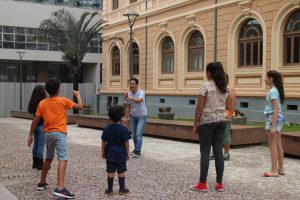 Memorial Vale oferece oficina de peteca para crianças