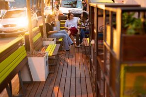 Numen Produtora inaugura parklet em Belo Horizonte com a presença de artistas locais