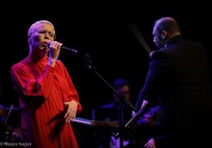 Maria Gadú divide o palco com a Orquestra Opus