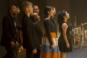 Grupo Galpão apresenta o espetáculo “De temos somos” em praça do Barreiro