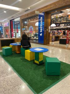 Espaço para trocas de figurinha da Copa do Mundo é novidade em Shopping Contagem.