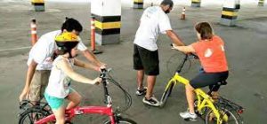 Projeto ensina crianças e adultos a andar de bicicleta domingo no Minas Shopping