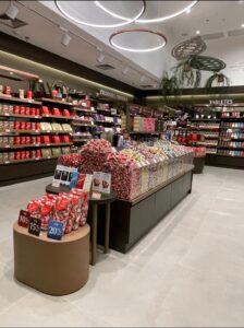 Lindt completa 10 anos de lojas próprias no Brasil; plano de expansão da marca vislumbra encerrar o ano com um total de 80 unidades