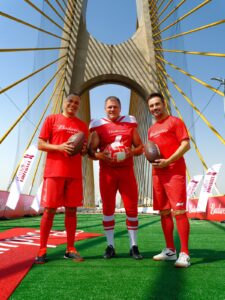 Futebol x Football: Budweiser convoca Adam Vinatieri, Denílson e Falcão para o maior field goal da história em campanha para jogo da NFL no Brasil